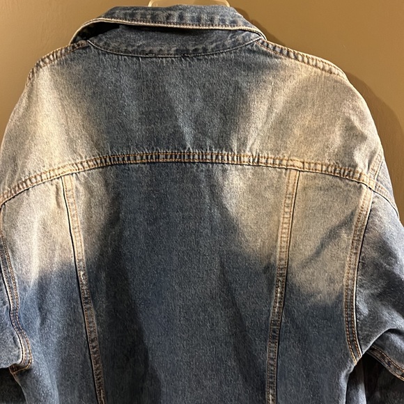 Fashion nova small oversized Jean jacket distressed - Picture 8 of 8